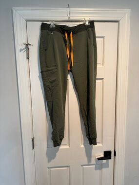 Women’s FIGS Zamora Joggers size M